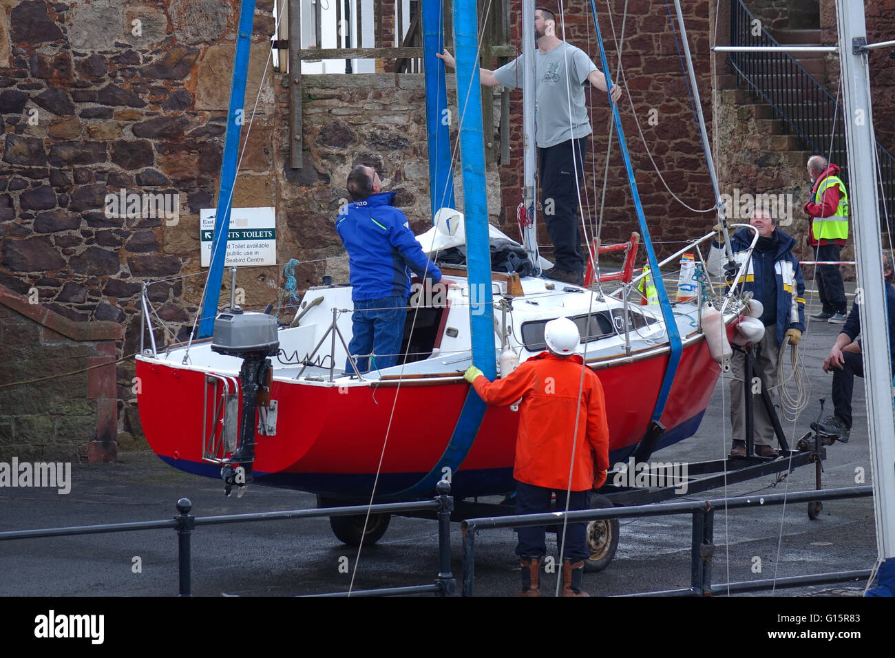 Mobile Kran heben Yacht in den Hafen, North Berwick Stockfoto