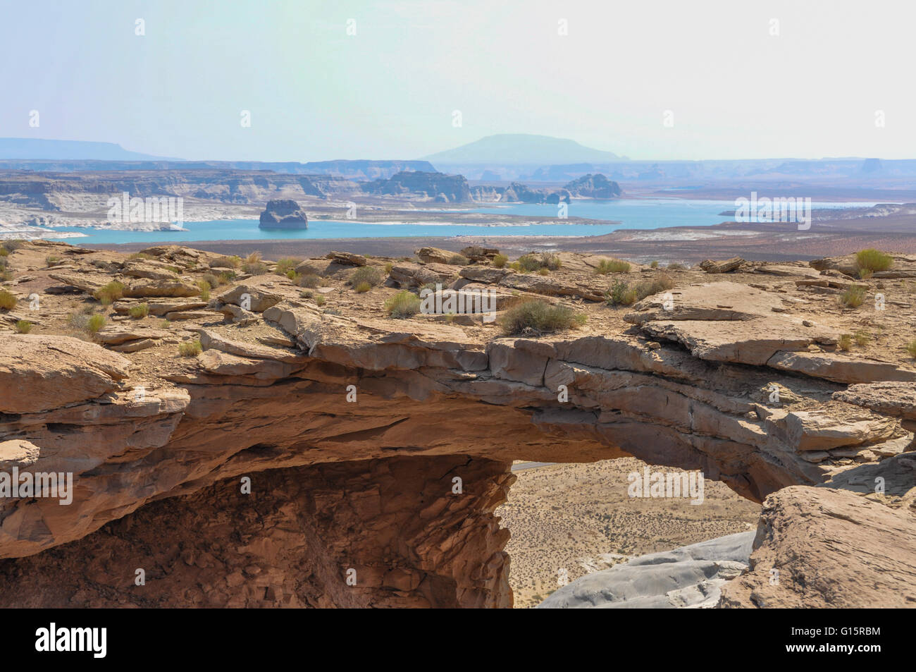 Steinbogen mit Blick auf Lake Powell. Stockfoto