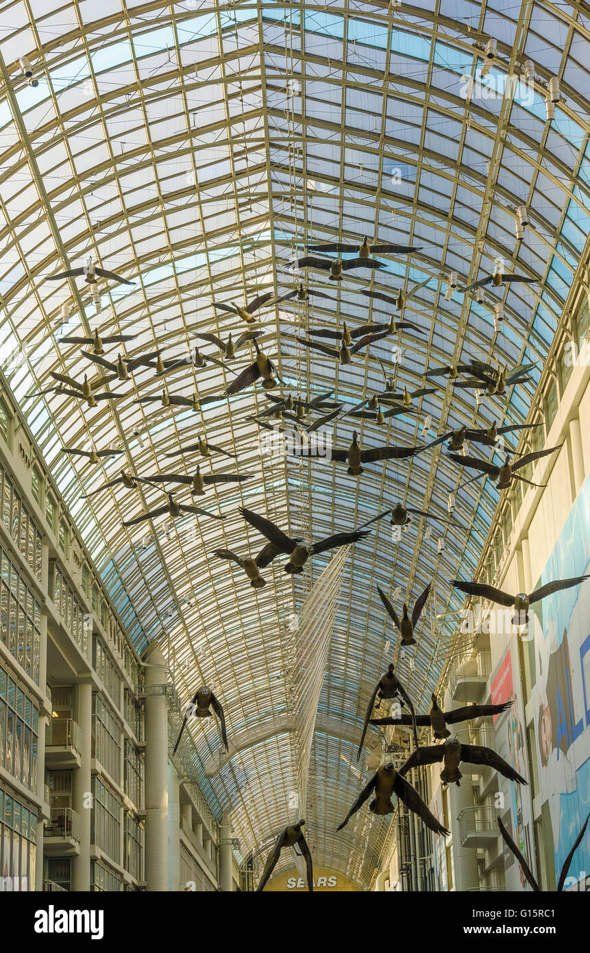 Toronto, Kanada - 29 Mai 2013: die fliegenden Vögel Skulptur am Toronto Eaton Center, entworfen von dem Künstler Michael Snow. Diese Cent Stockfoto