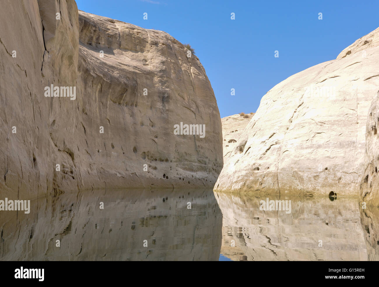 Felsformationen und ein Gewässer mit einem strahlend blauen Himmel Stockfoto