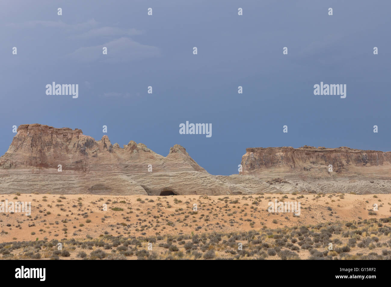Wüstenlandschaft mit Höhle und Felsformationen Stockfoto