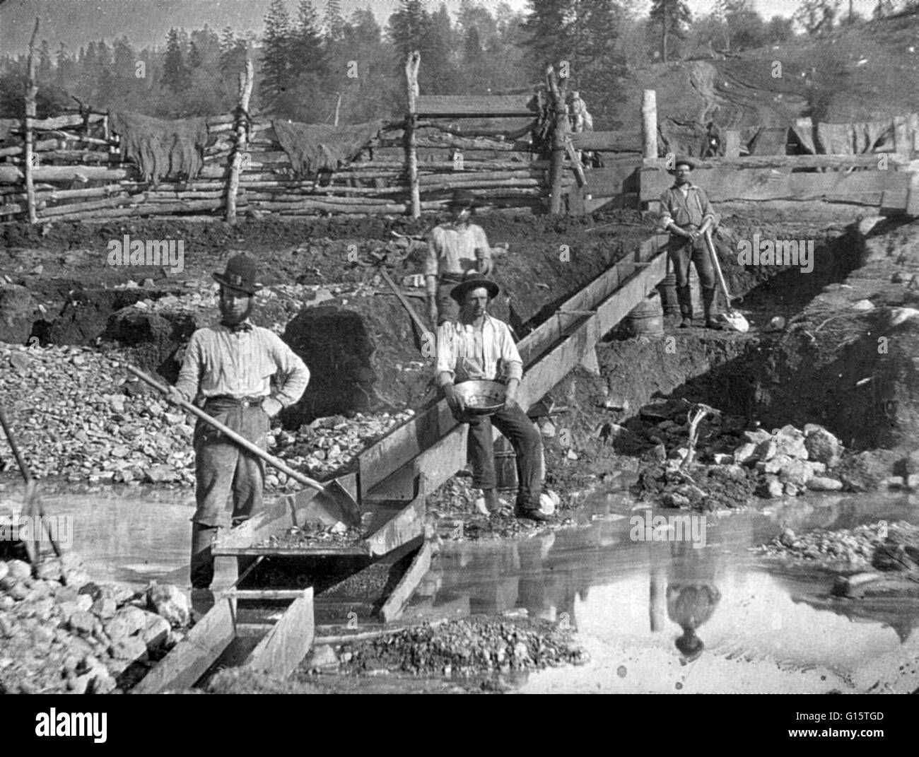Goldgräber in nicht näher bekannten Ort in Kalifornien, 1850. American River ist ein California Wasserlauf Fluss-System, dem Zusammenfluss mit dem Sacramento River in Sacramento, Kalifornien aus dem Wappen der Sierra Nevada Bergkette verläuft. Die Stockfoto