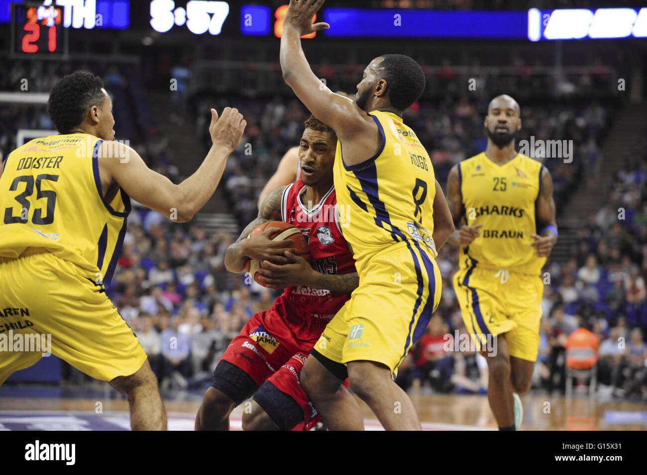 London, UK. 8. Mai 2016. Neil Watson (Guard, Leicester Riders) durch Sheffield Haie-Spieler, Kyle Odister (35) und Brandon Hogg (Guard) während der British Basketball League Play-off-Halbfinale blockiert Leicester Riders V Sheffield Haifische, The O2, London, UK. Der eng umkämpften Finale sah fiel die Fahrer-Führung in der dritten Periode, aber ihr Angebot für eine historische Höhen kurz vor mehr als 12.000 Fans nach den Haien zum Sieg im letzten Quartal angetrieben. Das Endergebnis war Leicester Riders 77, Sheffield Haifische 84. Bildnachweis: Michael Preston/Alamy Live-Nachrichten Stockfoto