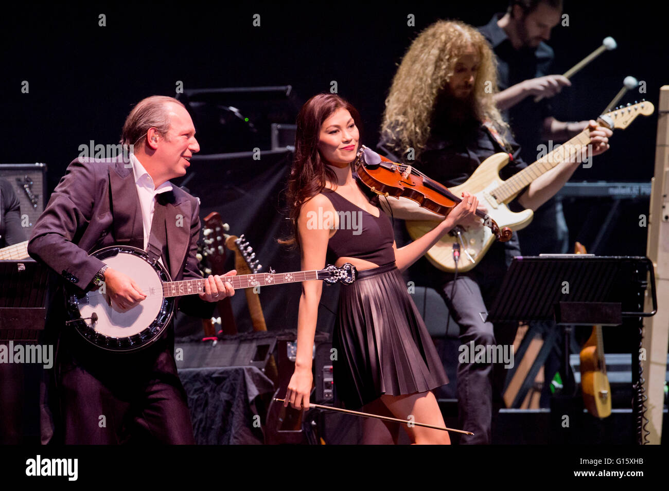 Prag, Tschechische Republik. 7. Mai 2016. Deutscher Komponist Hans Zimmer, links, führt bei einem Konzert in Prag, Tschechische Republik, Samstag, 7. Mai 2016. © Vit Simanek/CTK Foto/Alamy Live-Nachrichten Stockfoto