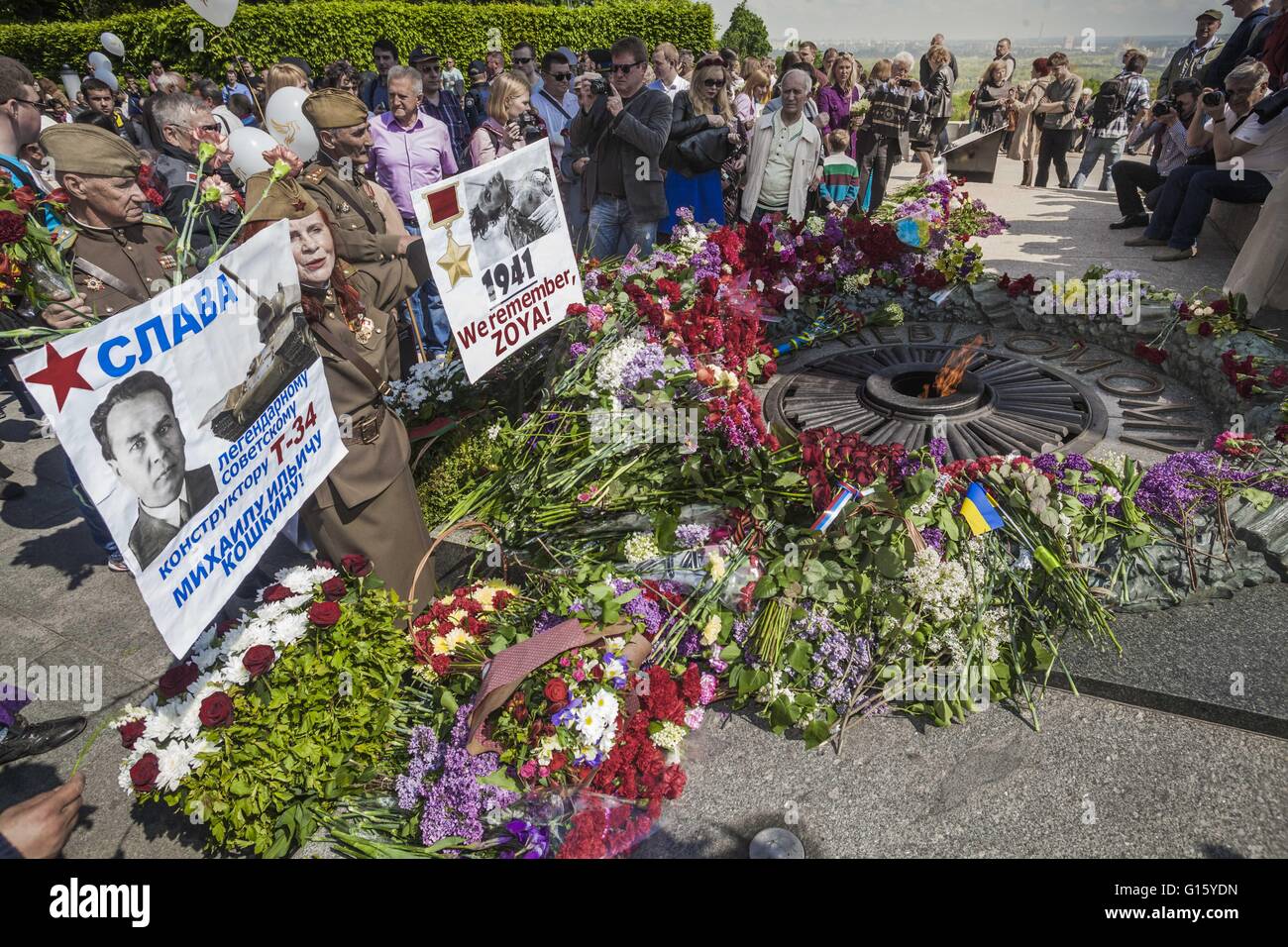 Kiew, Kiew, Ukraine. 9. Mai 2016. Eine Frau zeigt Plakate des zweiten Weltkriegs weiblichen Märtyrer, Zoya Kosmodemyanskaya, während der Feierlichkeiten in der Erinnerung des am 9. Mai den zweiten Weltkrieg, Tag des Sieges, in das ewige Feuer-Denkmal in Kiew, Ukraine. © Celestino Arce/ZUMA Draht/Alamy Live-Nachrichten Stockfoto