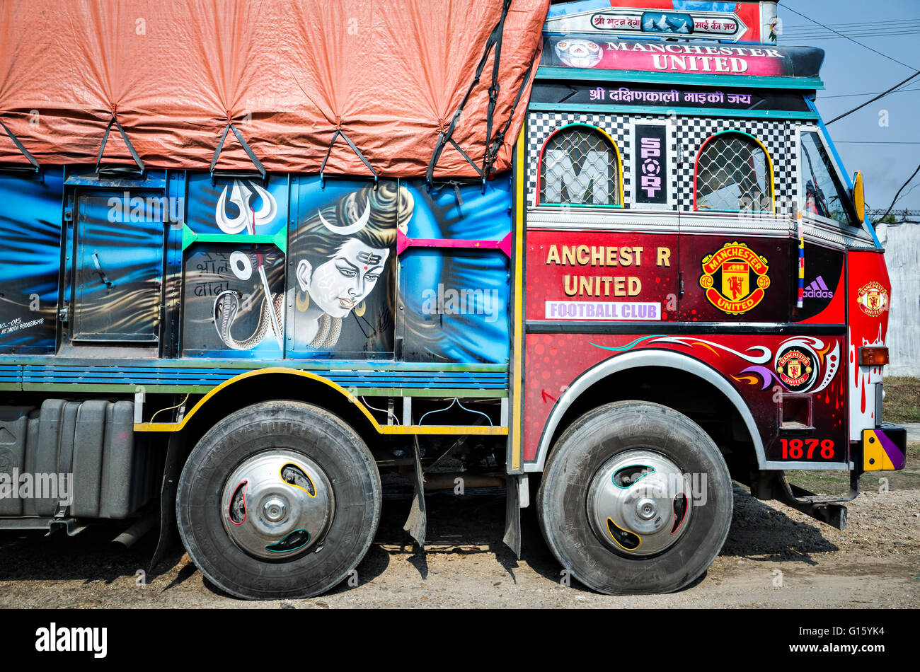 Hetauda, zentrale Region, Nepal. 9. Mai 2016. Manchester United Logo gemalt auf einem Lastwagen (LKW). Manchester United ist einer der sehr populär und beliebt Fußball-Nationalmannschaft in Nepal. Bildnachweis: Suman Acharya/Alamy Live-Nachrichten Stockfoto