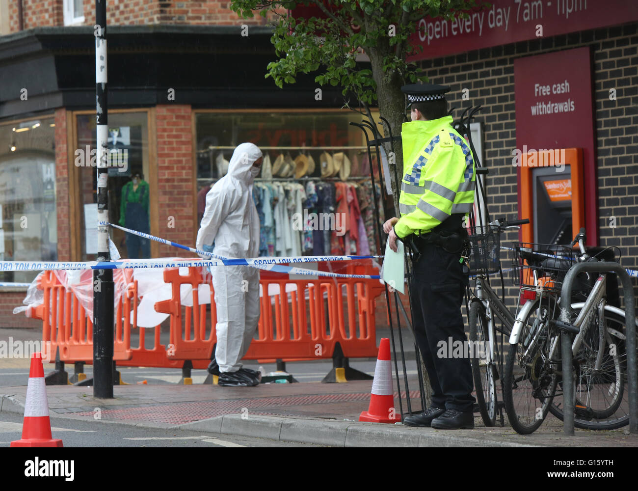 Oxford, Oxfordshire, Vereinigtes Königreich. 9. Mai 2016. 18 jährige kämpft um sein Leben, nachdem sein Messer in seinem Herzen Wachmann in der Sainsbury Supermarkt in Cowley Road, Danny Boulahneche, sagte: "Ich will nicht, dies überhaupt zu sehen. Niemand will sehen, jemand erstochen werden."  Er sagte, er ist nicht sicher, ob das Opfer schaffen würde, zu überleben.  Herr Boulahneche fügte hinzu: "sein Freund war da und sagte mir, er hatte im Herzen mit einem Messer erstochen worden.  "Ich rief sofort die Polizei." Bildnachweis: Uknip/Alamy Live-Nachrichten Stockfoto