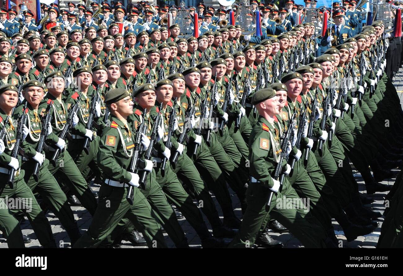 Moskau, Russland. 9. Mai 2016. Russische Soldaten marschieren während der jährlichen Tag des Sieges Militärparade anlässlich der 71. Jahrestag des Endes des zweiten Weltkriegs auf dem Roten Platz 9. Mai 2016 in Moskau, Russland. Bildnachweis: Planetpix/Alamy Live-Nachrichten Stockfoto