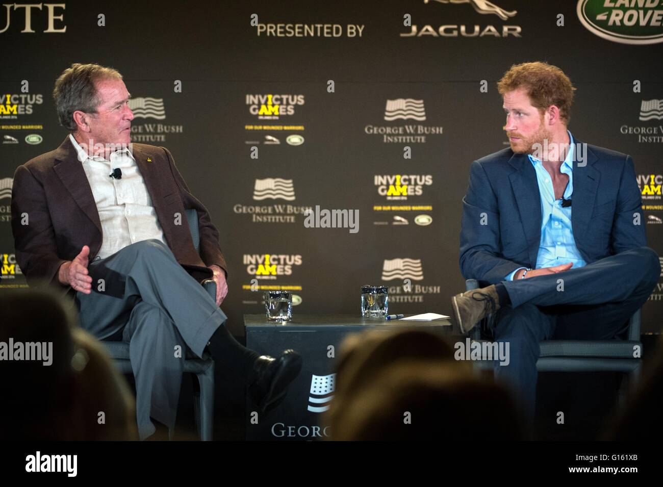 Seine königliche Hoheit Prinz Harry von Wales neben ehemaligen Präsidenten George W. Bush während des 2016 Invictus Games Symposiums auf unsichtbare Wunden 8. Mai 2016 in Orlando, Florida. Das Symposium veranstaltet von Prinz Harry und ehemaligen Präsidenten George W. Bush wollte das Stigma entstandenen Opfer von Post-traumatischen Stress und anderen Verletzungen, die nicht regelmäßig sichtbar sind zu entfernen. Stockfoto