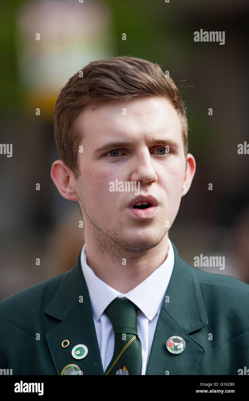 Belfast, UK. 9. Mai 2016. Cónall Ó Corra Coláiste Feirste School, war der Hauptredner bei der Protest außerhalb BBC Hauptsitz Omeau Avenue Belfast, der Protest ist im Zusammenhang mit was beschrieben als der BBC schneidet sie kurz wurde, wenn eine in Bezug auf die irische Sprache in Frage einer BBC-Wahldebatte Stockfoto