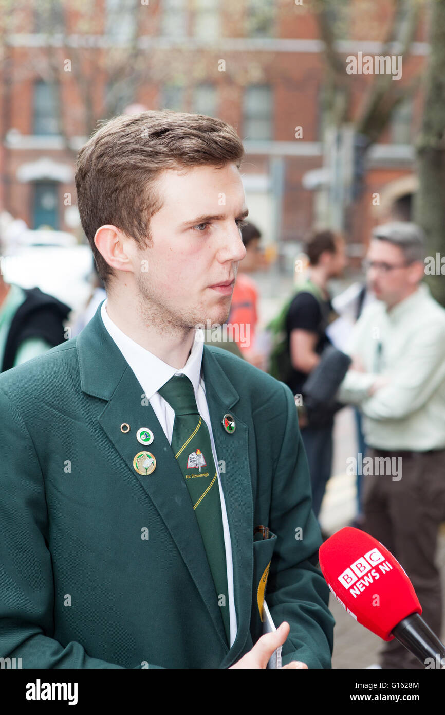 Belfast, UK. 9. Mai 2016. Cónall Ó Corra Coláiste Feirste Schule Interviewd von der BBC, war der Hauptredner bei der Protest außerhalb BBC Hauptsitz Omeau Avenue Belfast wird der Protest ist im Zusammenhang mit was beschrieben als der BBC schneidet sie kurz wurde, wenn eine in Bezug auf die irische Sprache in Frage einer BBC-Wahldebatte Credit: Bonzo/Alamy Live News Stockfoto