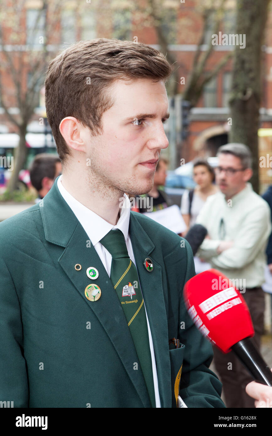 Belfast, UK. 9. Mai 2016. Cónall Ó Corra Coláiste Feirste School, war der Hauptredner bei der Protest außerhalb BBC Hauptsitz Omeau Avenue Belfast, der Protest ist im Zusammenhang mit was beschrieben als der BBC schneidet sie kurz wurde, wenn eine in Bezug auf die irische Sprache in Frage einer BBC-Wahldebatte Credit: Bonzo/Alamy Live News Stockfoto