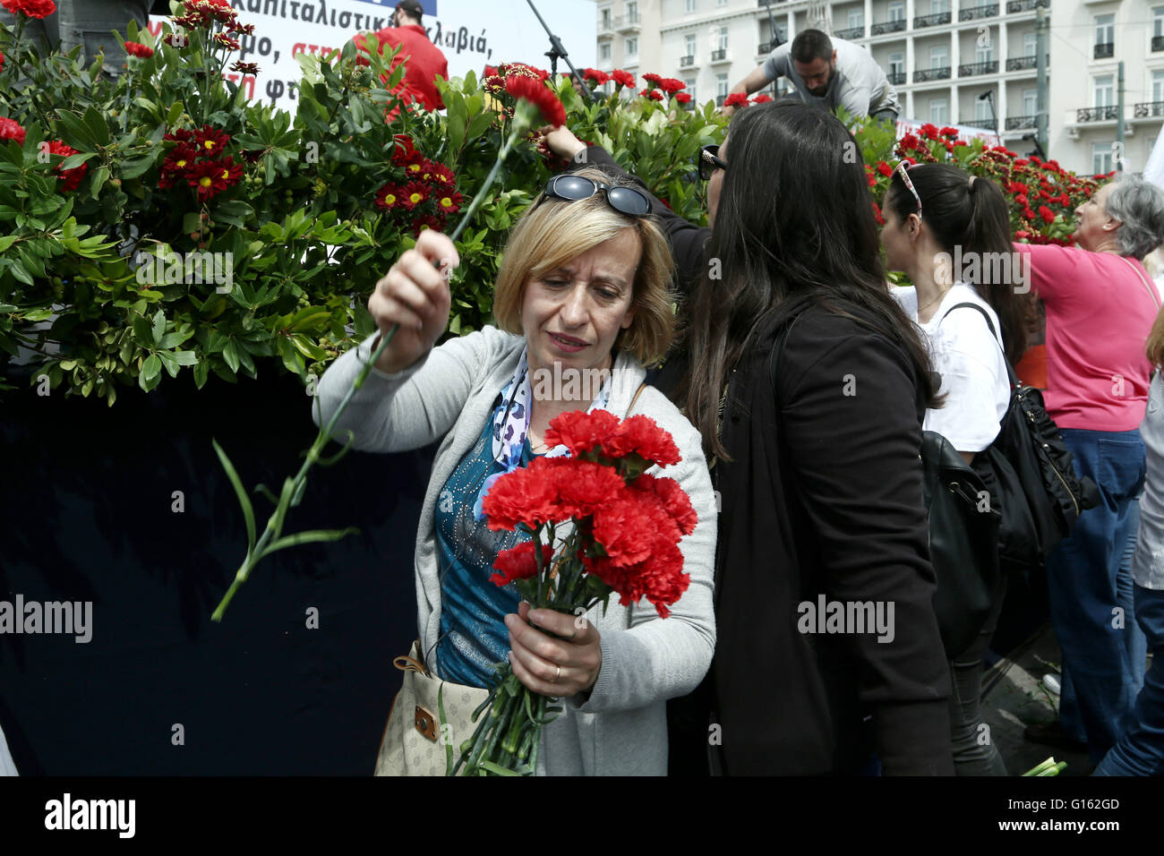 Athen, Griechenland. 8. Mai 2016. Unterstützer und Mitglieder der kommunistischen verbundenen Union alle Arbeitnehmer militante Front (PAME) nehmen an einer Protestkundgebung, Maifeiertag zu markieren und zu protestieren gegen die soziale Sicherheit und steuerliche Reform Rechnungen Abstimmungen im Parlament während des Wochenendes, bei Synrtagma quadratischen Teil. May Day Feierlichkeiten wurden wegen der Ferien für das orthodoxe Osterfest verschoben. © Panayotis Tzamaros/Pacific Press/Alamy Live-Nachrichten Stockfoto