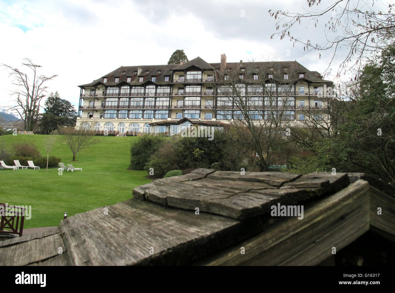 Evian-Les-Bains, Frankreich. 30. März 2016. Blick auf das vier-Sterne-Hotel Ermitage in Evian-Les-Bains, Frankreich, 30. März 2016. Die deutsche Fußball-Bund (DFB) hat die ruhige Stadt auf der französischen Seite des Genfer Sees als Basis für die deutsche Fußball-Nationalmannschaft während der UEFA Euro 2016 aufgenommen. Foto: GERD ROTH/Dpa/Alamy Live News Stockfoto