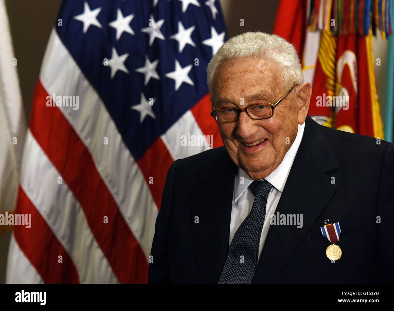 Washington, DC, USA. 9. Mai 2016. Ehemalige US-Außenminister Henry Kissinger ist ein Award Zeremonie halten von US-Verteidigungsminister Ash Carter verlieh ihm für seine jahrelange öffentliche Dienst im Pentagon in Washington, DC, USA, 9. Mai 2016 gesehen. US Department of Defense (DoD) Distinguished Public Service Award ist der höchste Ehrenpreis vom DoD Privatpersonen vorgestellt. Bildnachweis: Yin Bogu/Xinhua/Alamy Live-Nachrichten Stockfoto