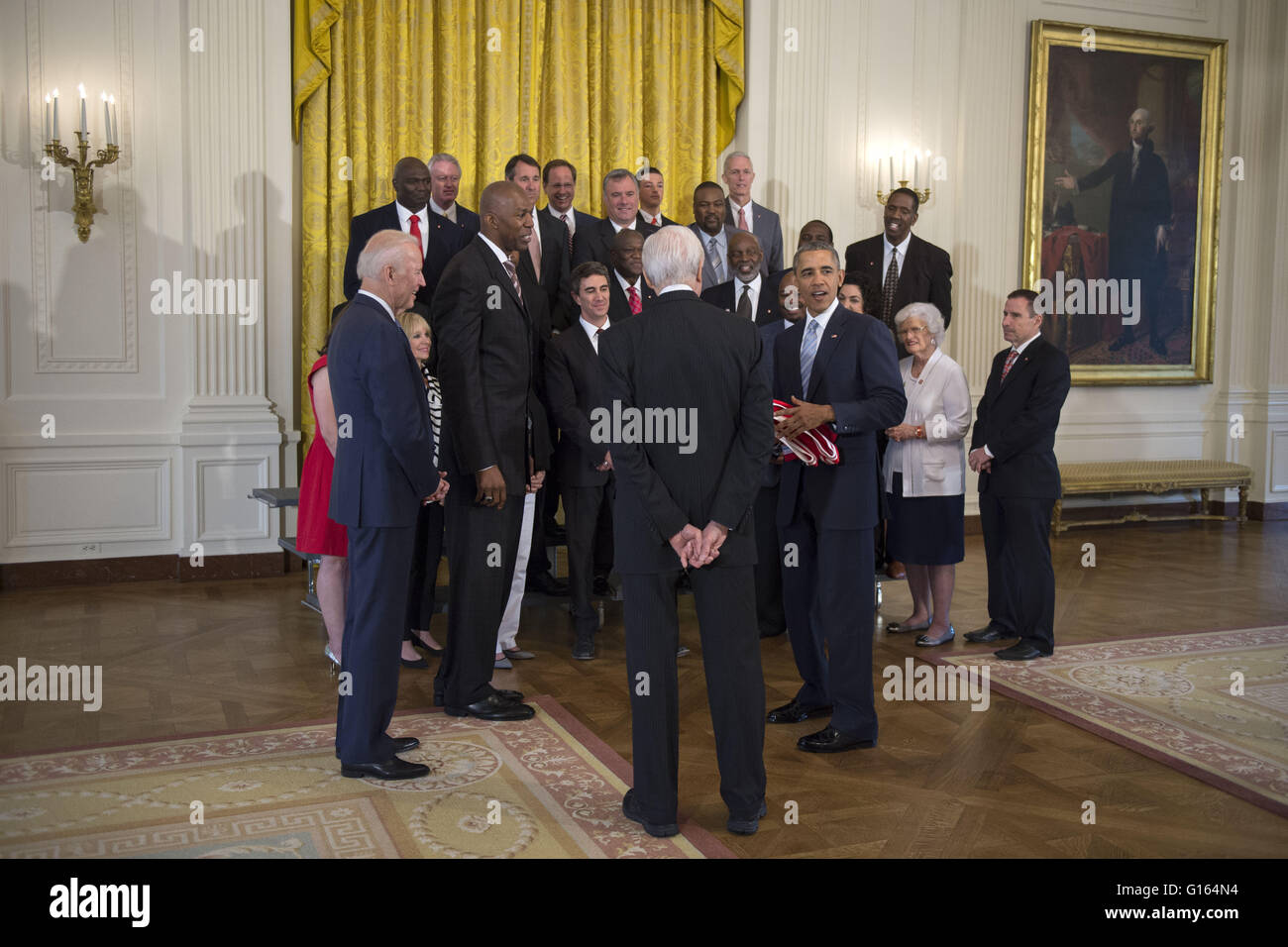 9. Mai 2016 grüßt - Washington, District Of Columbia, Vereinigte Staaten von Amerika - US-Präsident Barack Obama, mit Vizepräsident Joseph Biden (L), ehemaliger Spieler und Trainerstab der 1983 NCAA National Basketball Championship North Carolina State Wolfpack im East Room des weißen Hauses in Washington, DC, USA, 9. Mai 2016. Der Präsident und Vizepräsident traf kurz mit den Mitgliedern des Teams und ihre Familien im östlichen Raum. Das Team war zuvor nicht möglich war, das Weiße Haus anerkannt zu werden für ihre Meisterschaft zu besuchen. Bildnachweis: Shawn Thew/Pool über CNP (Kredit-Bild: © Shawn die Stockfoto