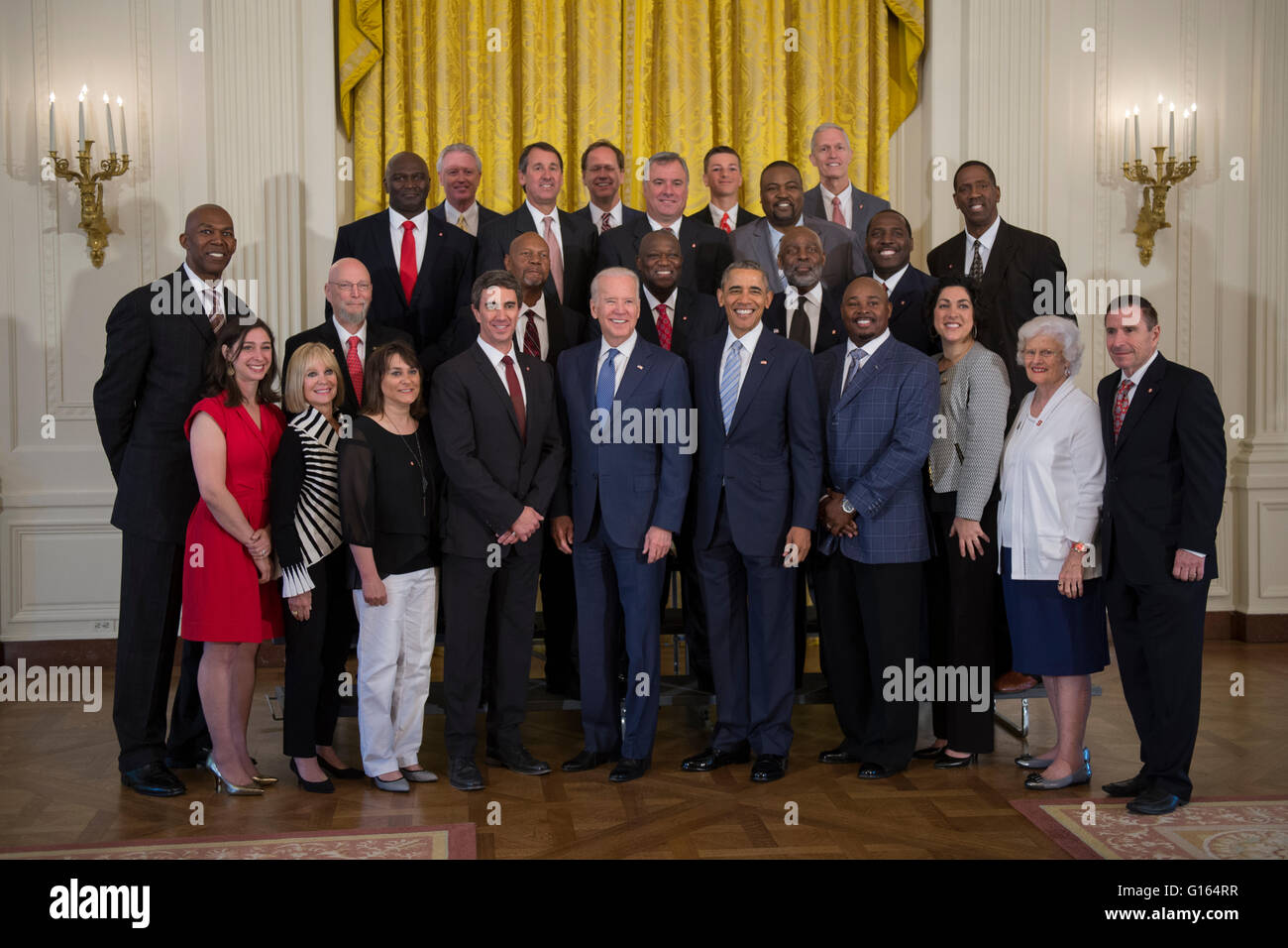 Washington, DC, USA. 9. Mai 2016. US Präsident Barack Obama, mit Vizepräsident Joseph Biden, grüßt ehemalige Spieler und Trainerstab der 1983 NCAA National Basketball Championship North Carolina State Wolfpack im East Room des weißen Hauses in Washington, DC, USA, 9. Mai 2016. Der Präsident und Vizepräsident traf kurz mit den Mitgliedern des Teams und ihre Familien im östlichen Raum. Das Team war zuvor nicht möglich war, das Weiße Haus anerkannt zu werden für ihre Meisterschaft zu besuchen. Bildnachweis: Shawn Thew/Pool über CNP - NO WIRE SERVICE - © Dpa/Alamy Live-Nachrichten Stockfoto