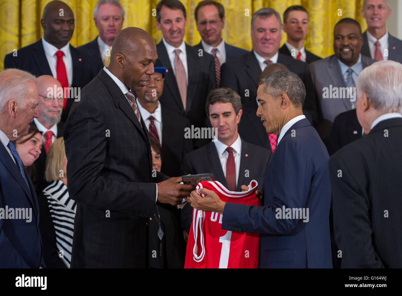 Washington, DC, USA. 9. Mai 2016. US-Präsident Barack Obama erhält eine Trikot von Thurl Bailey (L) nach der Begrüßung ehemaliger Spieler und Trainerstab der 1983 NCAA National Basketball Championship North Carolina State Wolfpack im East Room des weißen Hauses in Washington, DC, USA, 9. Mai 2016. Der Präsident und Vizepräsident traf kurz mit den Mitgliedern des Teams und ihre Familien im östlichen Raum. Das Team war zuvor nicht möglich war, das Weiße Haus anerkannt zu werden für ihre Meisterschaft zu besuchen. Bildnachweis: Dpa picture Alliance/Alamy Live News Stockfoto