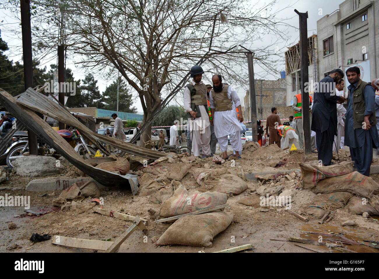 Quetta. 10. Mai 2016. Sicherheitsbeamte inspizieren die Explosion Website im Südwesten Pakistans Quetta am 10. Mai 2016. Mindestens 2 Polizisten wurden getötet und 11 weitere wurden verletzt, als eine Explosion eine Polizei traf Strassensperre in Pakistans Südwest Stadt Quetta am Dienstagnachmittag, berichteten lokale Urdu Fernsehsender Express. Bildnachweis: Asad/Xinhua/Alamy Live-Nachrichten Stockfoto