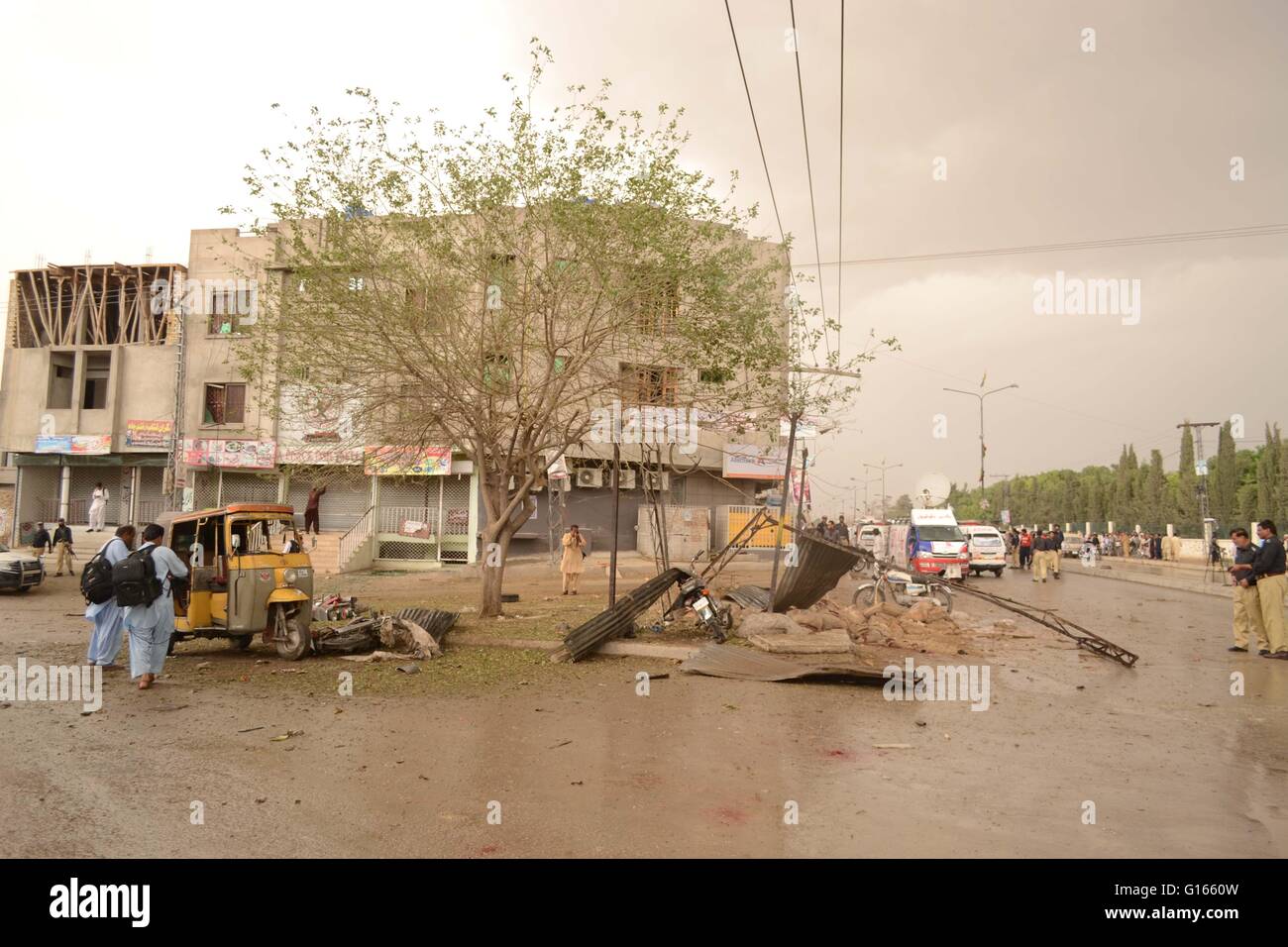 Quetta, Pakistan. 10. Mai 2016. Überblick nach Bombenanschlag tritt vorne Balochistan Universität Siryab Straße. Mindestens zwei Polizisten wurden getötet und 10 weitere wurden verletzt. Bildnachweis: Din Muhammad Watanpaal/Alamy Live-Nachrichten Stockfoto