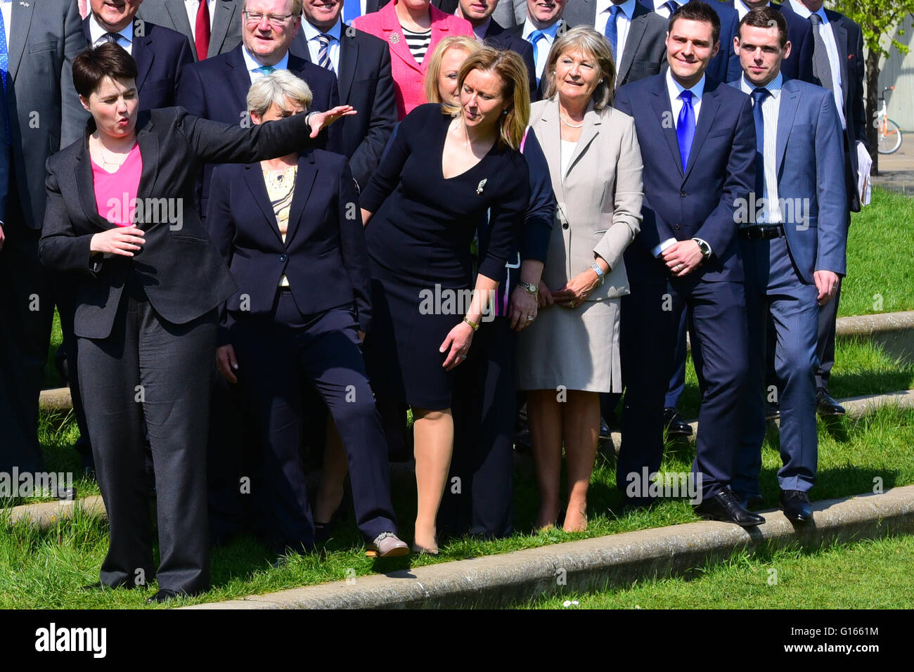 Edinburgh, Schottland, Vereinigtes Königreich, 10, Mai 2016. Schottische konservative Führer Ruth Davidson (vorne, L) und neu gewählte konservative MSPs abgebildet außerhalb des schottischen Parlaments nach überholen Scottish Labour in den schottischen Parlamentswahlen zu der wichtigsten Oppositionspartei, Credit: Ken Jack / Alamy Live News Stockfoto