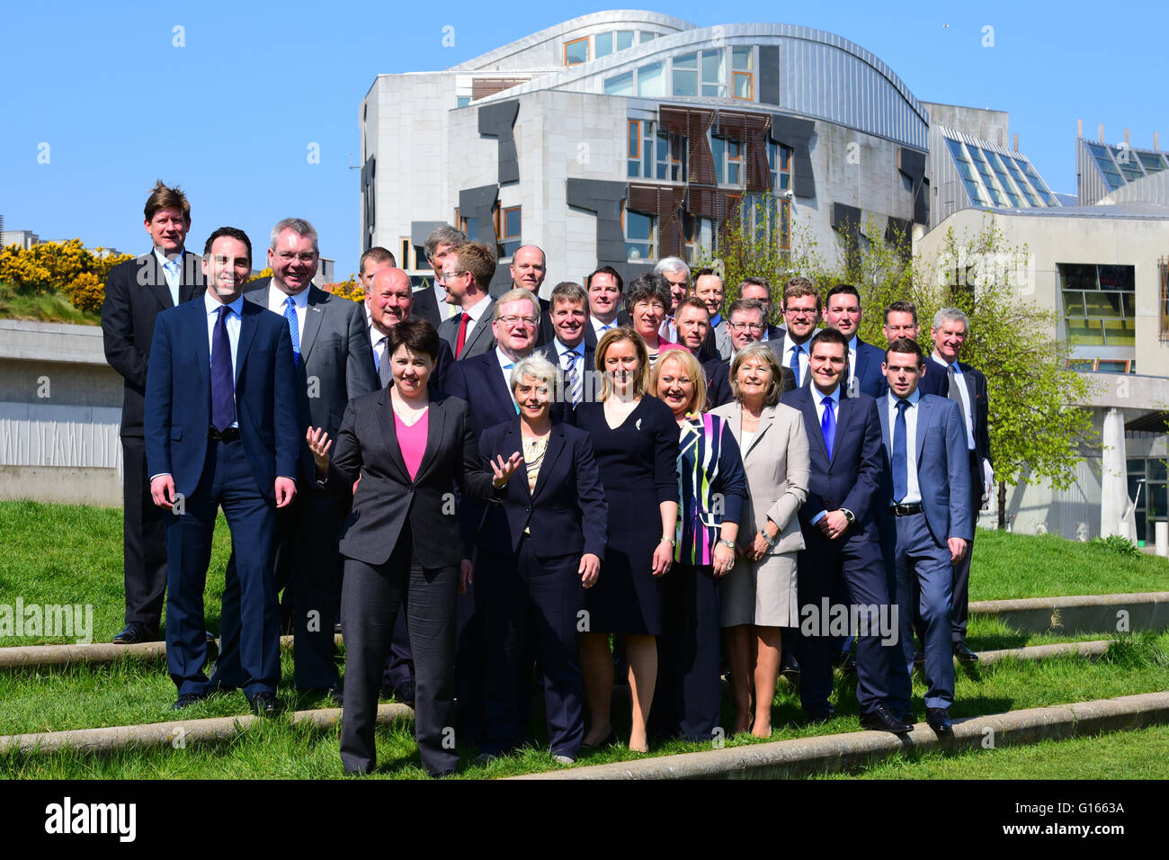 Edinburgh, Schottland, Vereinigtes Königreich, 10, Mai 2016. Schottische konservative Führer Ruth Davidson (vorne, L) und neu gewählte konservative MSPs abgebildet außerhalb des schottischen Parlaments nach überholen Scottish Labour in den schottischen Parlamentswahlen zu der wichtigsten Oppositionspartei, Credit: Ken Jack / Alamy Live News Stockfoto