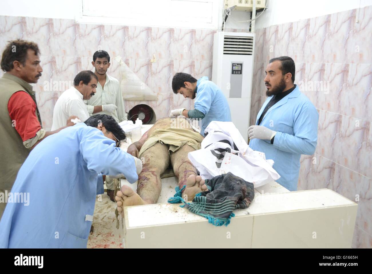 Quetta, Pakistan. 10. Mai 2016. Ärzte und nichtärztliche Personal überprüfen Sie den Tod Körper der Bombenexplosion an Front von Balochistan Universität an der Siryab Road. Mindestens zwei Polizisten wurden getötet und 10 weitere wurden verletzt. Bildnachweis: Din Muhammad Watanpaal/Alamy Live-Nachrichten Stockfoto