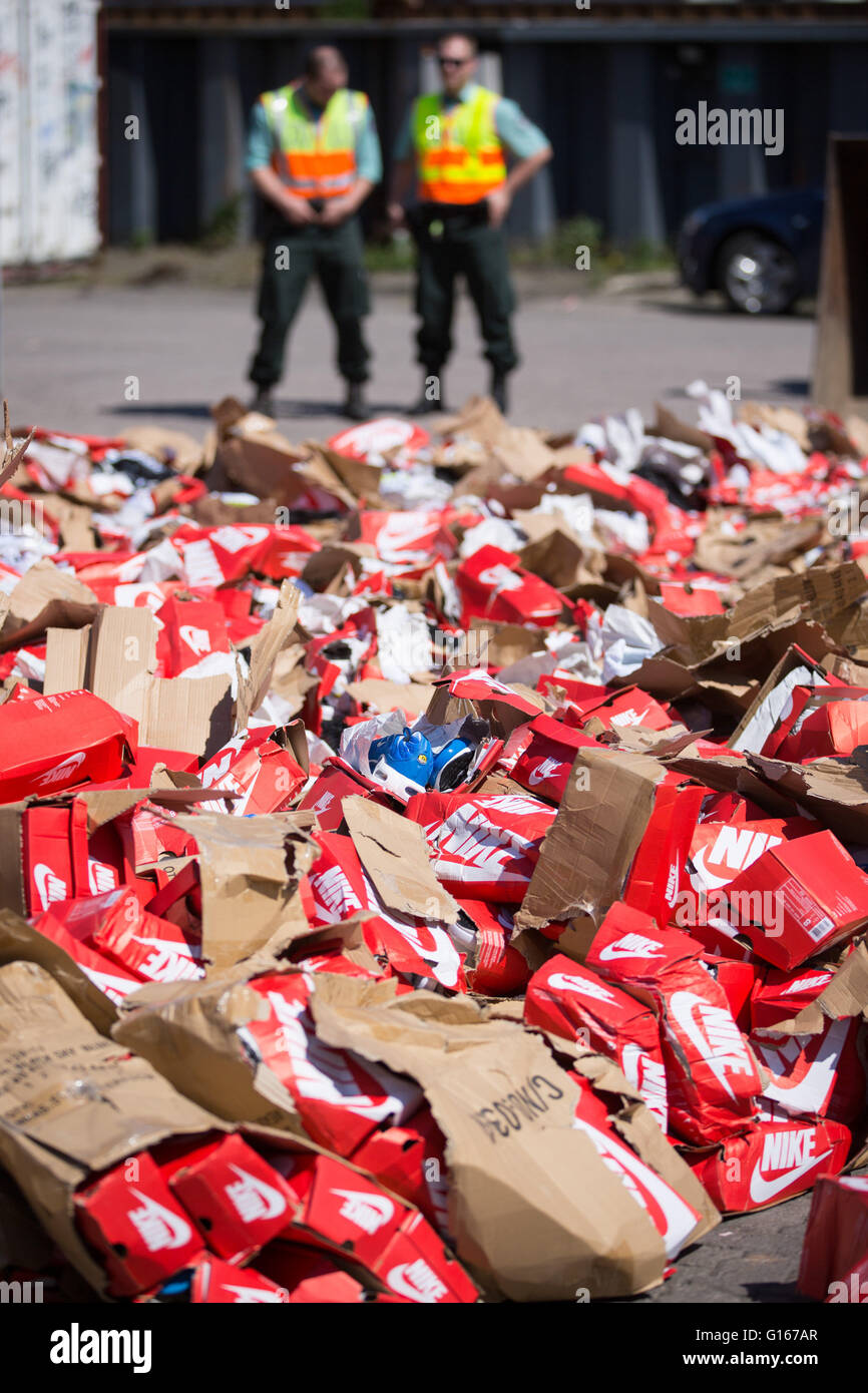 Hamburg, Deutschland. 10. Mai 2016. Zollbeamten kontrollieren die Vernichtung von Zehntausenden von gefälschte Marke Sportschuhe in Hamburg, Deutschland, 10. Mai 2016. Seit April 2016 haben Zoll in Hamburg etwa 70.000 gefälschte Marke Sportschuhe beschlagnahmt. Foto: CHRISTIAN CHARISIUS/Dpa/Alamy Live News Stockfoto