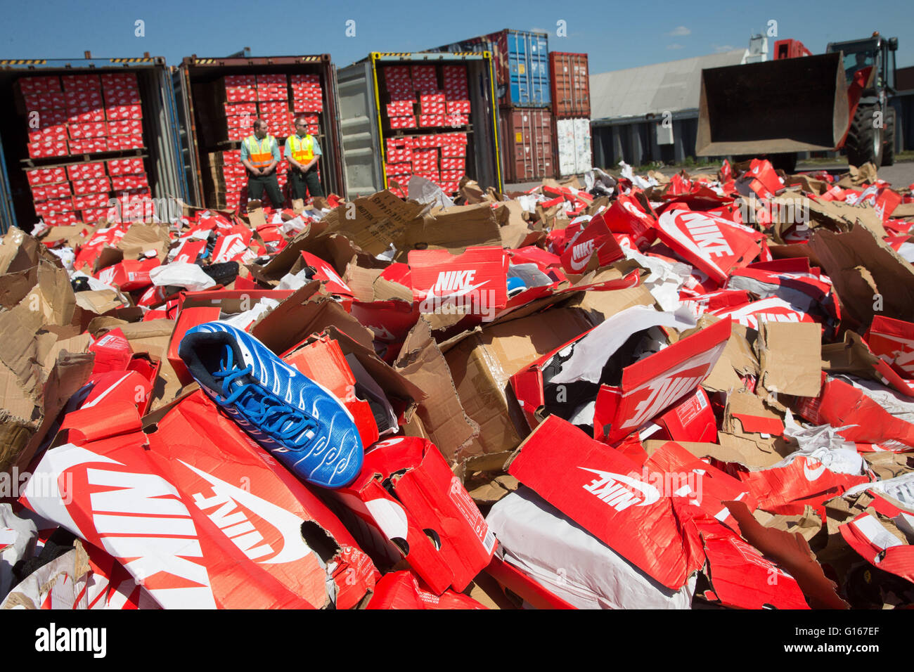 Hamburg, Deutschland. 10. Mai 2016. Zollbeamten kontrollieren die Vernichtung von Zehntausenden von gefälschte Marke Sportschuhe in Hamburg, Deutschland, 10. Mai 2016. Seit April 2016 haben Zoll in Hamburg etwa 70.000 gefälschte Marke Sportschuhe beschlagnahmt. Foto: CHRISTIAN CHARISIUS/Dpa/Alamy Live News Stockfoto