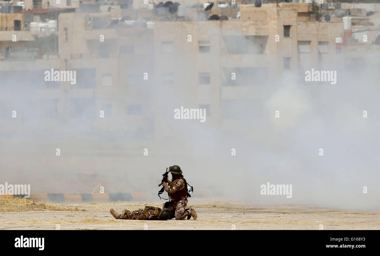 Amman, Jordanien. 10. Mai 2016. Mitglieder von einem jordanischen Spezialeinheit teilnehmen bei einer Anti-Terror-Übung während der Sonderausstellung Operationen Kräfte und Konferenz (SOFEX) in Amman, Jordanien, am 10. Mai 2016. Bildnachweis: Mohammad Abu Ghosh/Xinhua/Alamy Live-Nachrichten Stockfoto