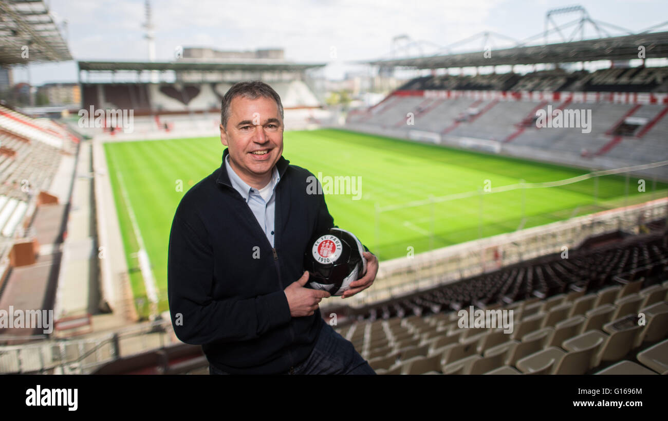 Hamburg, Deutschland. 20. April 2016. Andreas Rettig, Geschäftsführer der deutschen Fußball-Clubs FC St. Pauli, posiert im Millerntor-Stadion in Hamburg, Deutschland, 20. April 2016. Foto: LUKAS SCHULZE/Dpa/Alamy Live News Stockfoto
