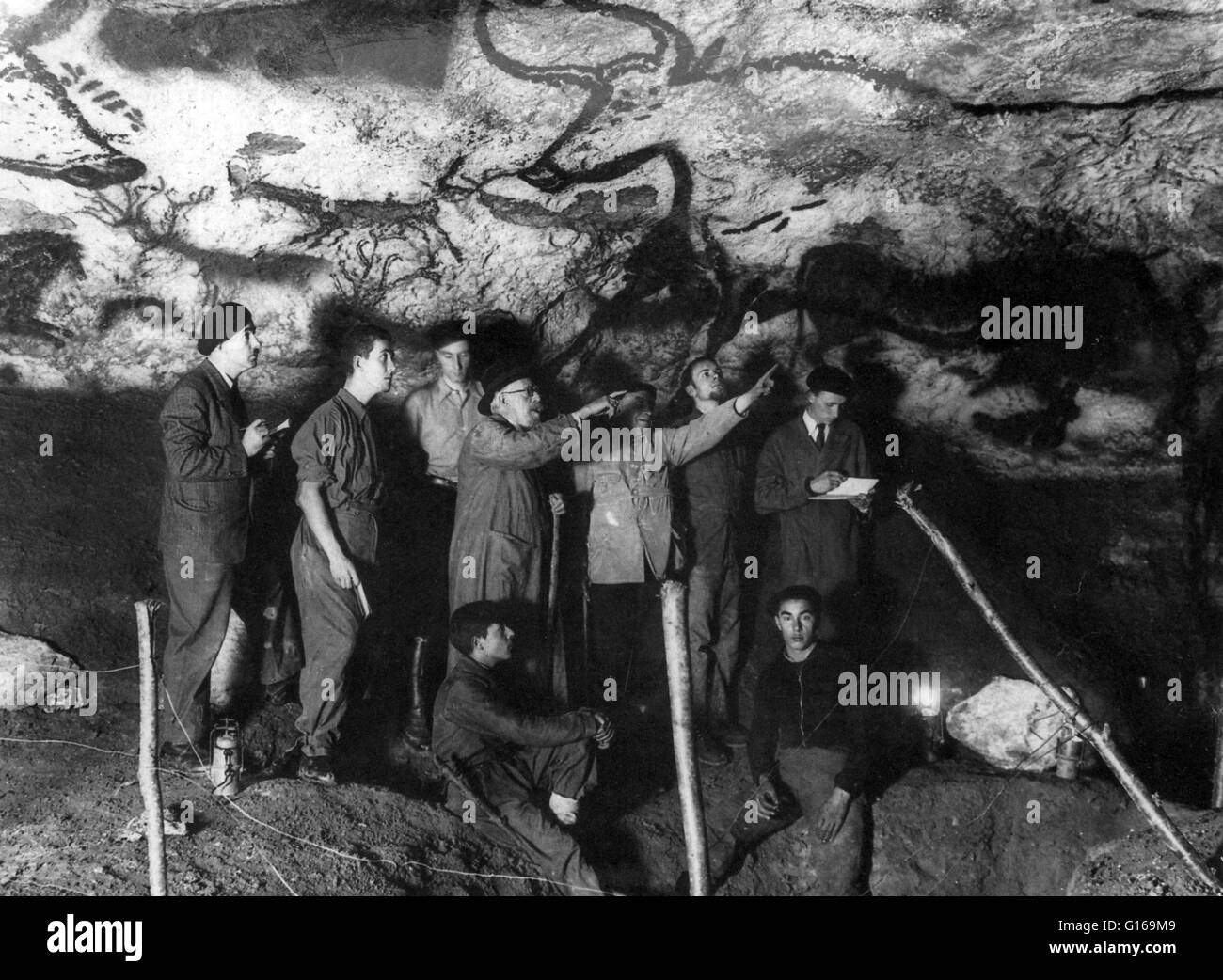 Lascaux (Lascaux Höhlen) ist die Einstellung eines Komplexes von Höhlen im Südwesten Frankreichs. Sie enthalten einige der am besten erhaltenen und schönsten Werke des oberen Paleolithic Kunst, von frühen Menschen gemacht. Diese Gemälde sind schätzungsweise 17.300 Jahre alt sein.  Es gibt mehr als 600 Bilder der Pferde, Kühe, Stiere, Hirsche, Wölfe, Bären, Löwen und ein Nashorn, einige sogar 15 Fuß lang. Im Jahr 1940 die der Eingang zur Höhle von Lascaux wurde von Marcel Ravidat entdeckt. Er kehrte nach der Szene mit drei Freunden, Jacques Marsal, Georges Agnel und Simon Coencas, und betrat die Höhle über eine lange Welle. Die fou Stockfoto