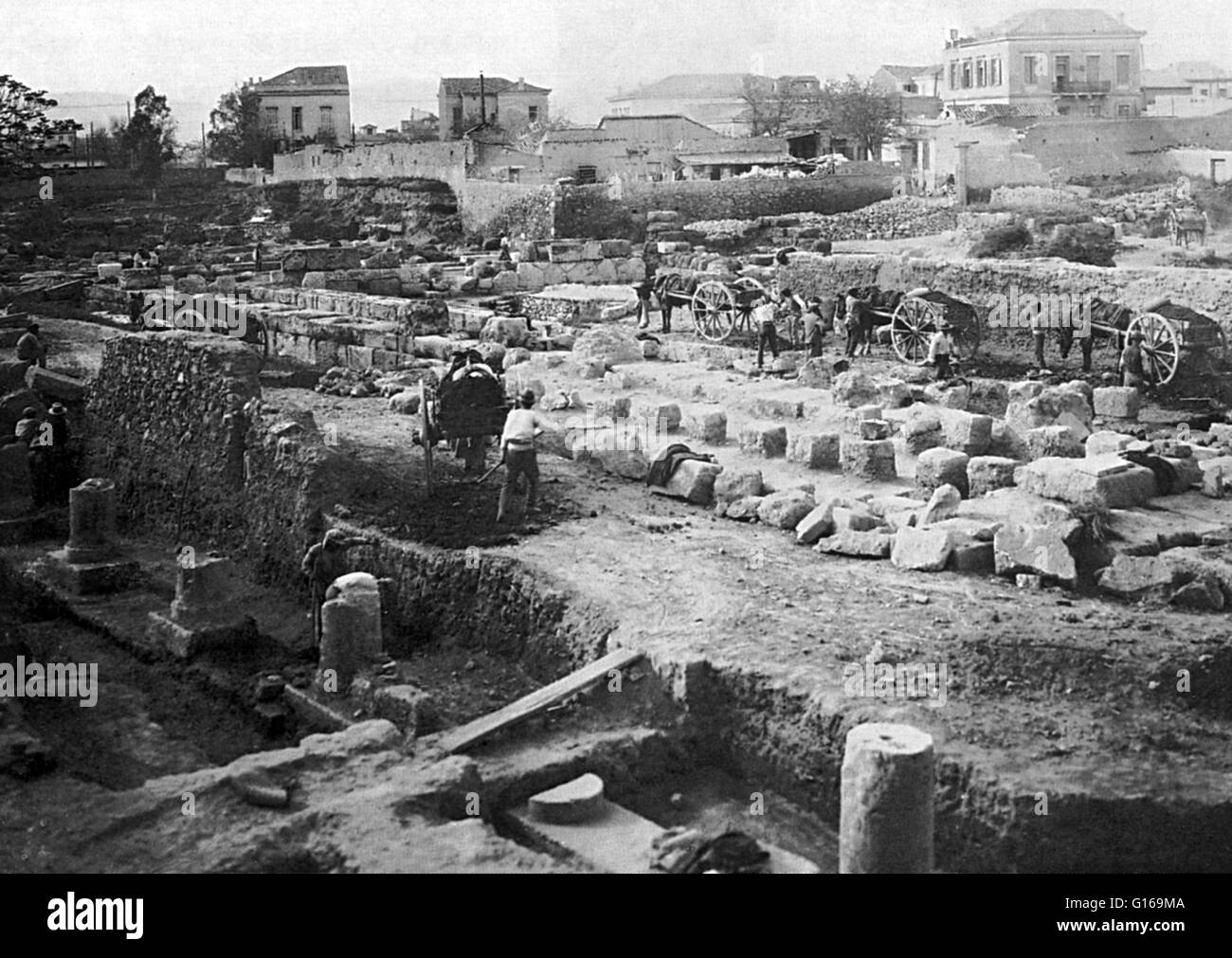 Die Ausgrabung der Pompeion am Anfang des 20. Jahrhunderts, Keramikos Station. Keramikos ist eine Fläche von Athen, Griechenland, befindet sich im Nordwesten der Akropolis. Es war den Töpfern Viertel der Stadt, von der das englische Wort "Keramik" abgeleitet ist. Während der klassischen Periode stand ein wichtiges öffentliches Gebäude, das Pompeion innerhalb der Mauern im Bereich zwischen den beiden Toren. Dies war eine Schlüsselfunktion in der Prozession zu Ehren der Athena während des Olympia-Festivals. Es bestand aus einem großen Hof umgeben von Säulen und Bankett-Räumlichkeiten, wo der Adel von Athen würde Stockfoto