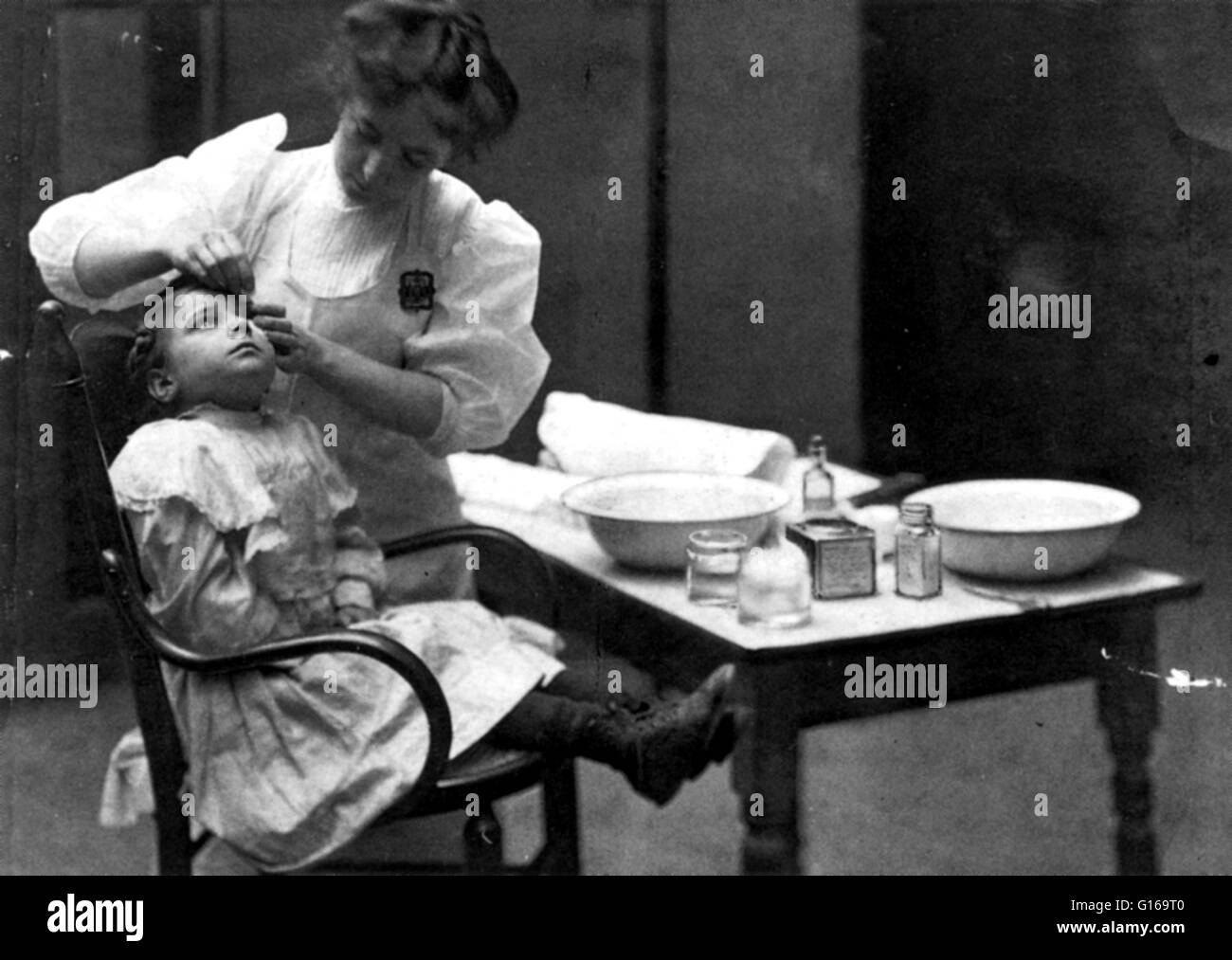 Die Praxis der Krankenpflegeschule begann in den Vereinigten Staaten am 1. Oktober 1902, wenn eine Krankenschwester angestellt wurde, um Fehlzeiten zu reduzieren, indem Sie mit Studenten und Familien über medizinische Versorgung im Zusammenhang mit übertragbaren Krankheiten eingreifen. Nach einem Monat der su Stockfoto