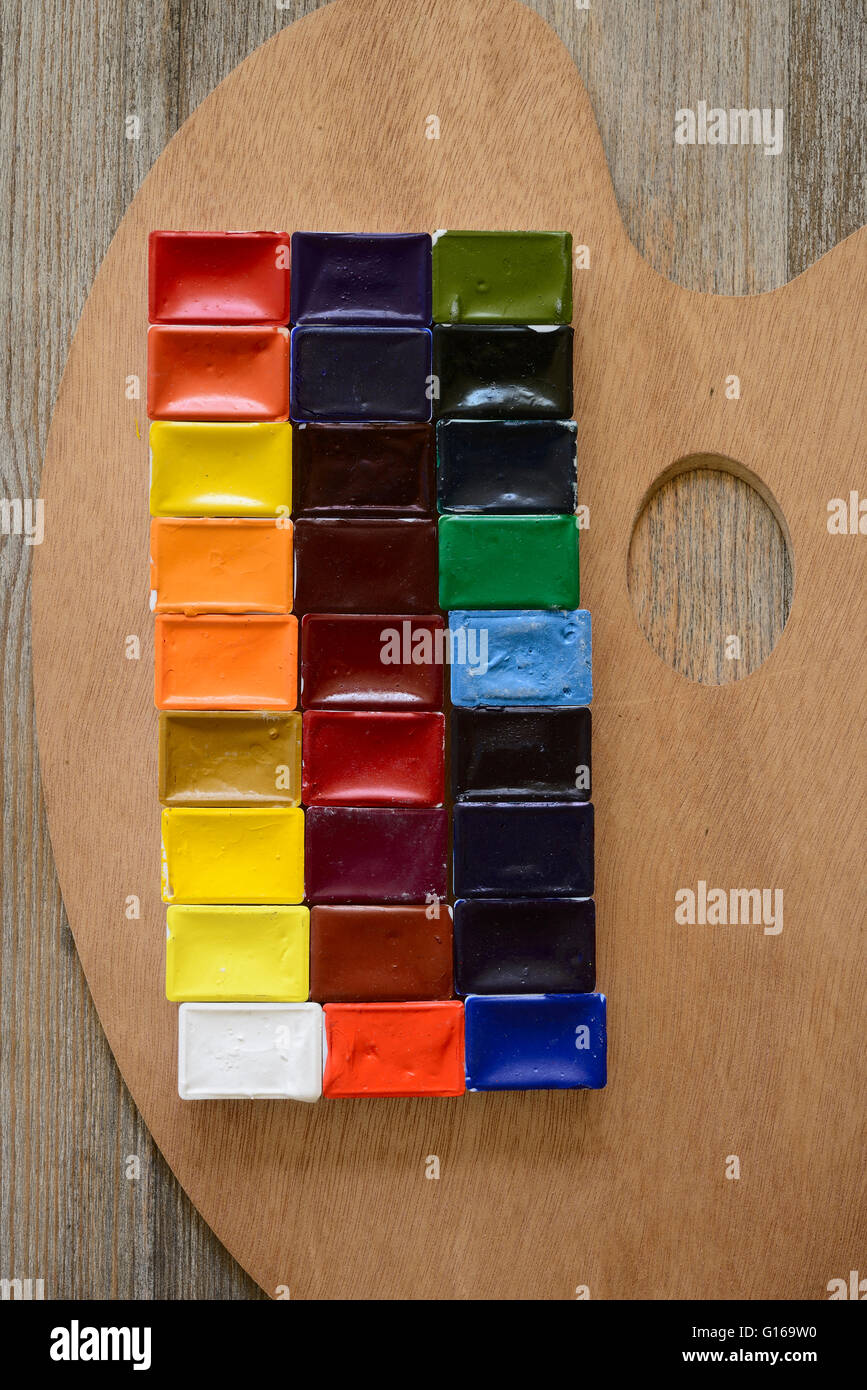 Aquarellfarbe und Palette auf hölzernen Hintergrund Stockfoto