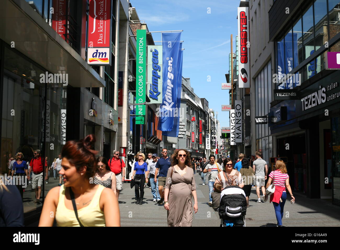 Schauen Sie in den Warenkorb Straße Schildergasse in Köln, Deutschland Stockfoto