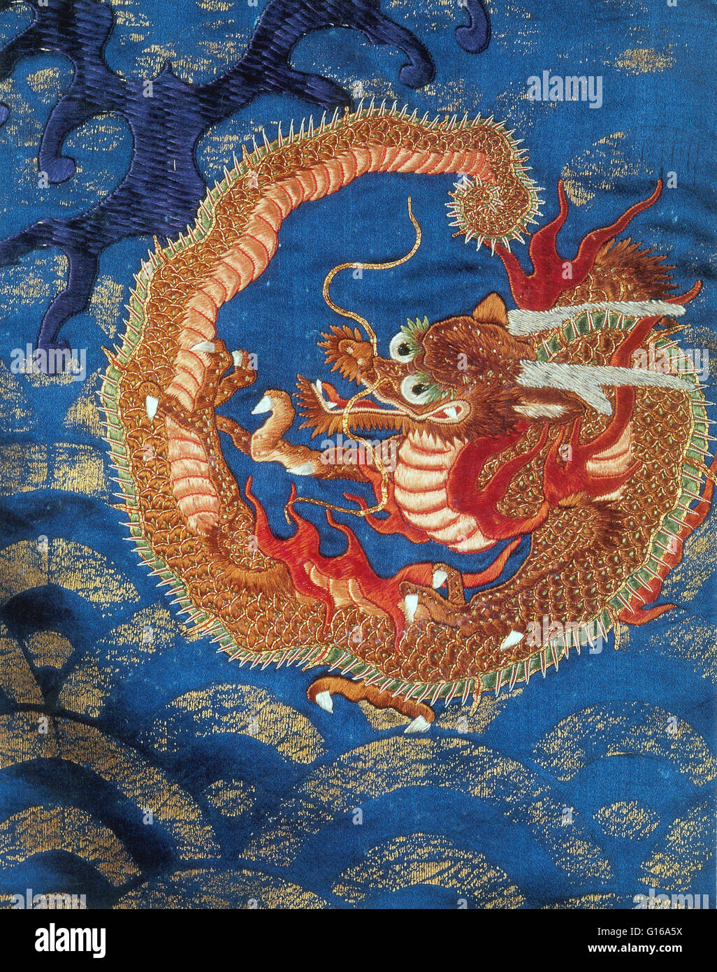 Noh Gewand Detail Ryujin die schützenden Gottheit des Meeres in der japanischen Mythologie in Blattgold und Stickerei getan. Er symbolisiert die Kraft des Meeres, ein großes Maul hatte und war in der Lage, in einer menschlichen Form zu verwandeln. Er lebte in seinem Palast unter t Ryugu-jo Stockfoto