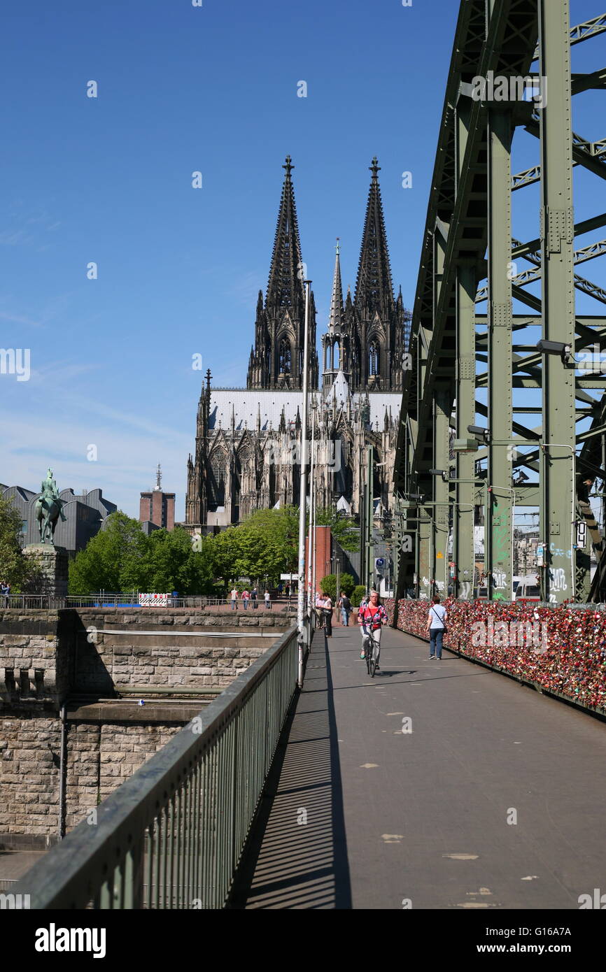 der Dom in Köln und der Deutzer Brücke, Deutschland Stockfoto
