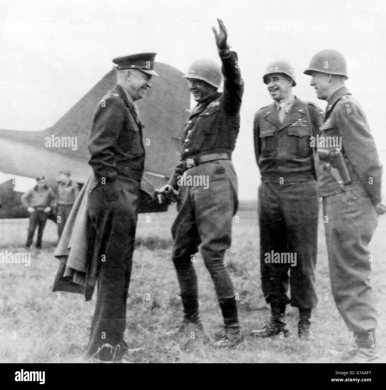 General Eisenhower Treffen mit Generälen Patton und Bradley Hodges auf einem Flugplatz irgendwo in Deutschland während der spontanen Konferenz mit Oberbefehlshaber, 25. März 1945. Vor diesem etwas unbeschwerten Moment hatte Pattons Truppen erobert Mainz, Ger Stockfoto
