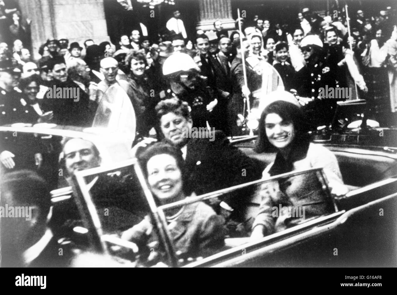 Kennedy Autokolonne, Präsident und Mrs. Kennedy und Texas Gouverneur John Connally und seine Frau, Dallas, Texas, 22. November 1963. Fotografiert von Victor Hugo König. John Fitzgerald Kennedy (29. Mai 1917 - 22. November 1963) war der 35. Präsident der vereinigt euch Stockfoto