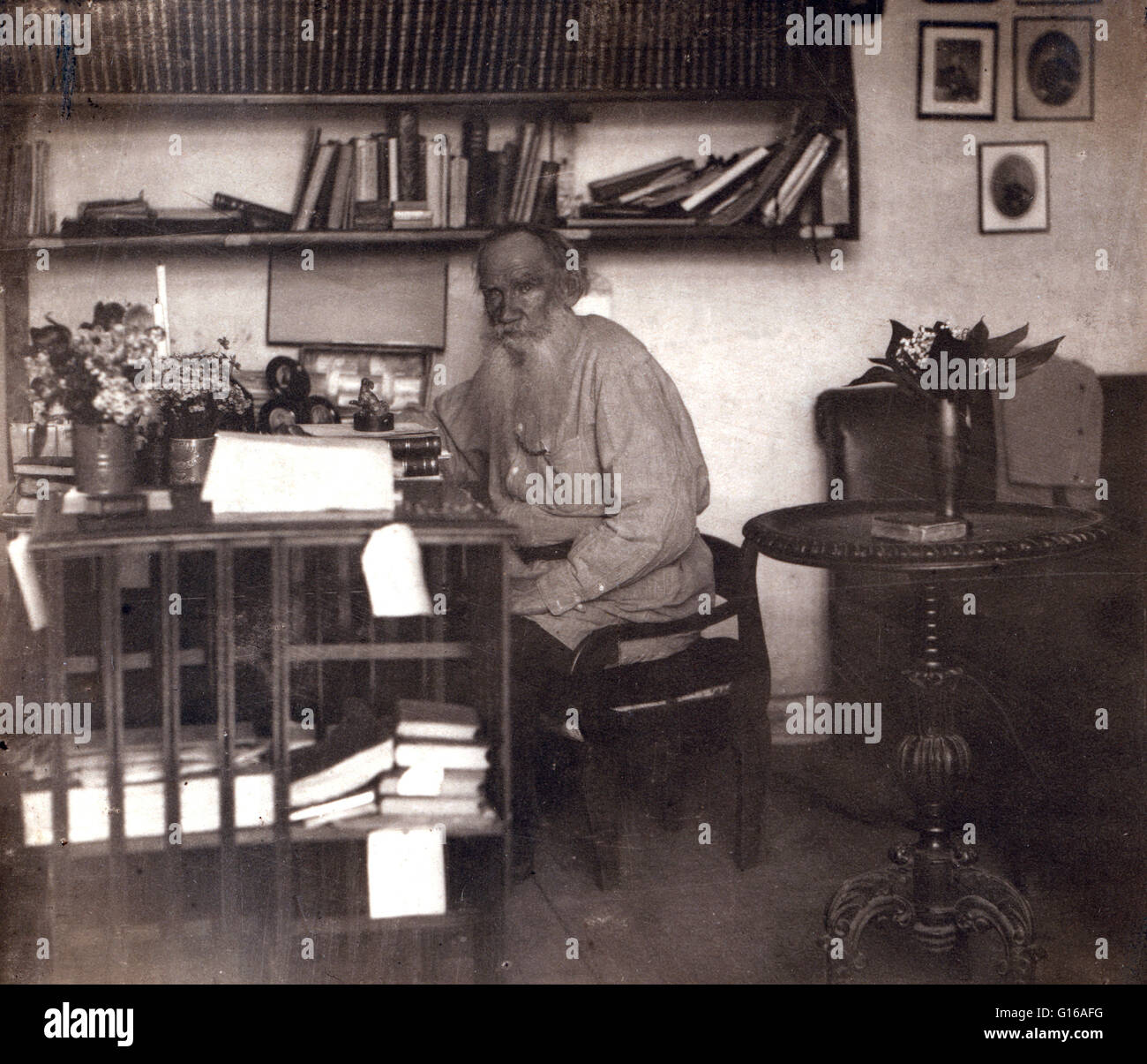 Tolstoi fotografiert in seinem Arbeitszimmer auf seinem Anwesen Yasnaya Polyana im Mai 1908 von Sergey Prokudin-Gorski. Leo Tolstoy (Count Lev Nikolayevich Tolstoi 9. September 1828 - 20. November 1910) war ein russischer Schriftsteller und Kurzgeschichte Schriftsteller. Er war ein Meister der rea Stockfoto