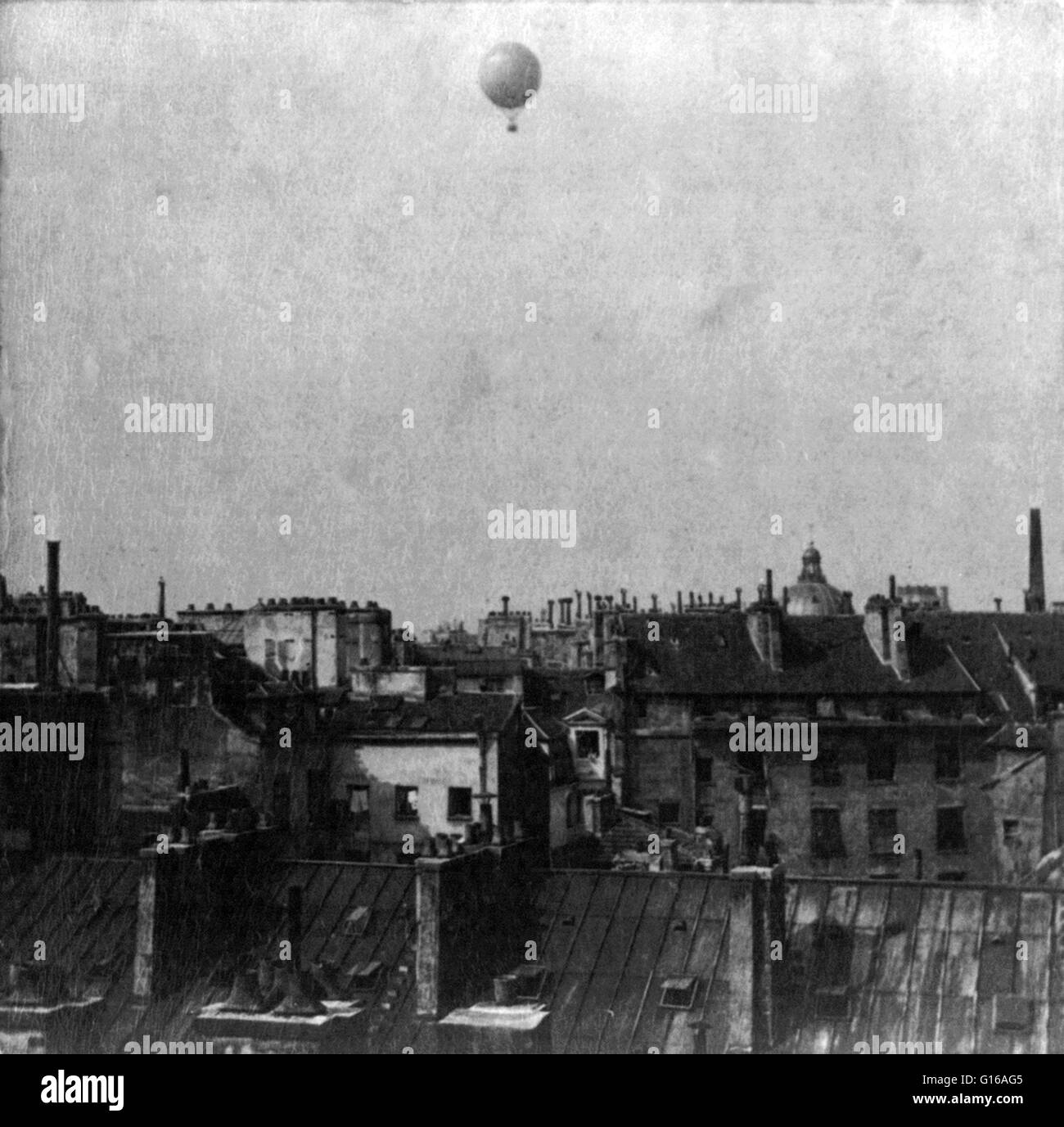 Fesselballon von Giffard über Paris und hoch über den Dächern, 1878. Henri Giffard (8. Februar 1825 - 14. April 1882) war ein französischer Ingenieur. Er erfand den Injektor und Giffard Luftschiff, ein Luftschiff mit einer Dampfmaschine angetrieben, und einem Gewicht von mehr als 40 Stockfoto