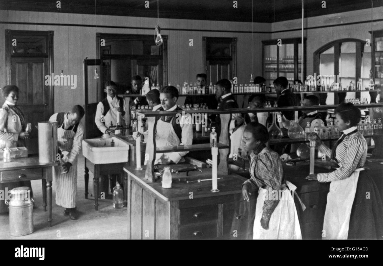 American Indian und afroamerikanische Studenten in Chemie-Labor am Hampton Institute, 1899. Hampton University ist eine historisch schwarzen Universität in Hampton, Virginia, Vereinigte Staaten von Amerika. Der Hampton Landwirtschafts- und Gewerbeschule, später genannt der Stockfoto