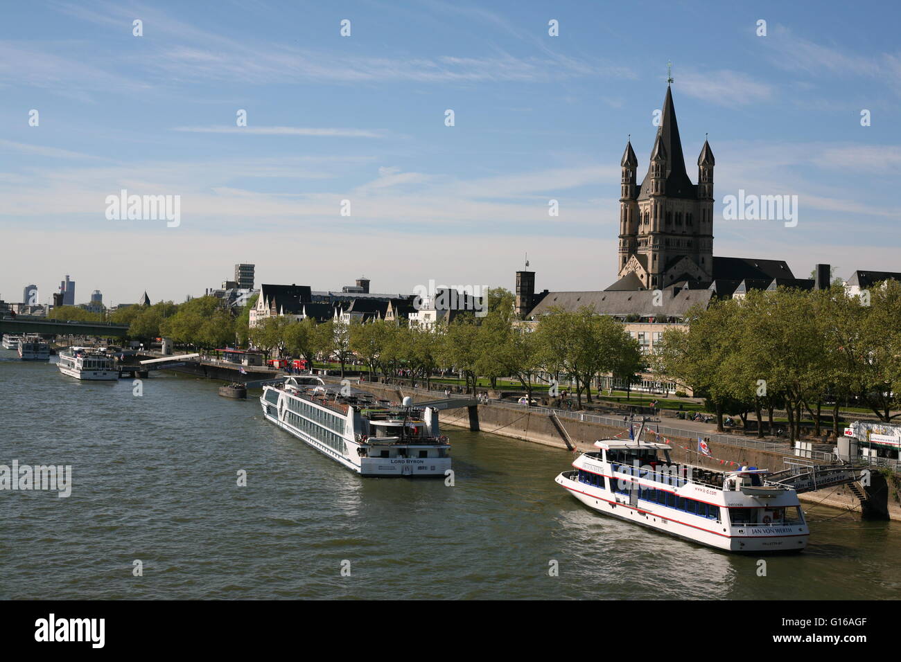 Skyline von Köln mit Schiffen auf dem Fluss Rhein, Deutschland Stockfoto