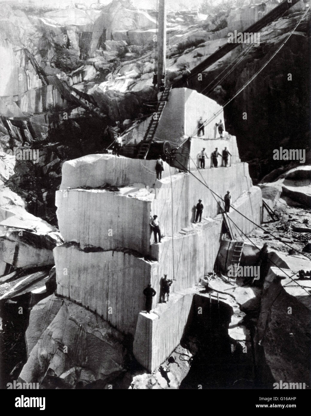 Pyramidenförmige Masse aus Granit, die Unterstützung einer großen Derrick in der Mitte. Barre, Vermont ist der selbsternannte "Granit Zentrum der Welt." Ursprünglich gegründet mit der Entdeckung des riesigen Granit-Einlagen bei Millstone Hill bald nach dem Krieg von 1812, die gr Stockfoto