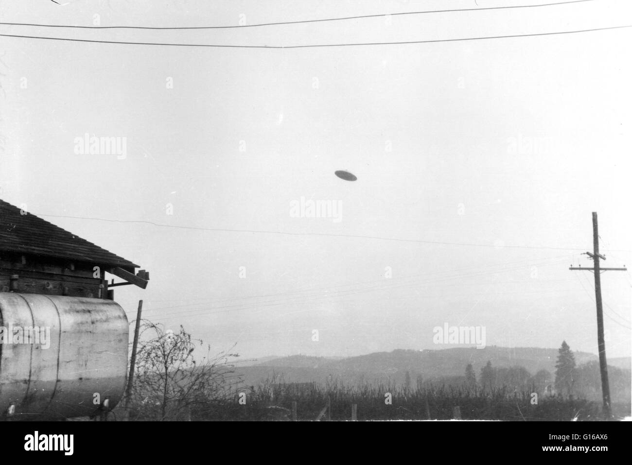 Die McMinnville UFO fotografiert wurde auf einer Farm in der Nähe von McMinnville, Oregon, im Jahr 1950. Die Fotos wurden nachgedruckt im Life Magazine und Zeitungen in der ganzen Nation und gelten oft als zu den bekanntesten jemals von einem UFO getroffen. Die Fotos neu Stockfoto