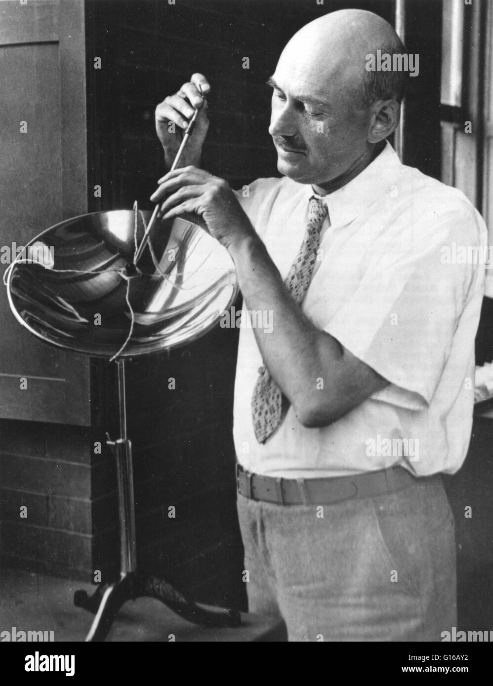 Goddard mit seinem Apparat für Solare Energiesysteme studieren an der Clark University, Worcester, Massachusetts, ca. 30er. Robert Hutchings Goddard (5. Oktober 1882 - 10. August 1945) wurde als Vater der amerikanischen Raketentechnik und als eines der Pion anerkannt Stockfoto