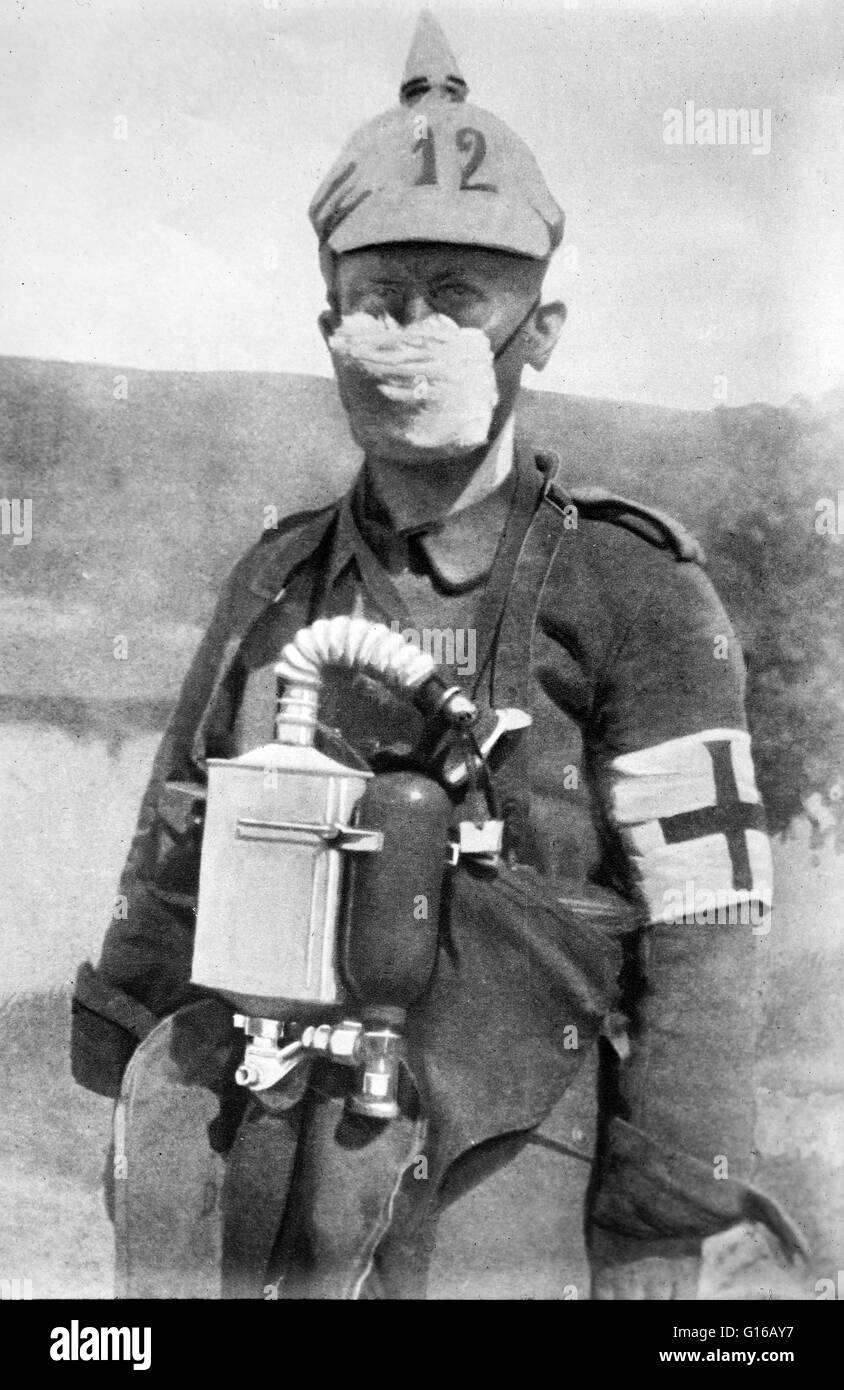 Foto zeigt deutschen Soldat trägt eine Gesichtsmaske zum Schutz gegen Gasangriffe im ersten Weltkrieg. Der erste Einsatz von Giftgas an der Westfront war am 22. April 1915, von den deutschen bei Ypern, gegen kanadischen und französischen Kolonialtruppen. Die britisc Stockfoto