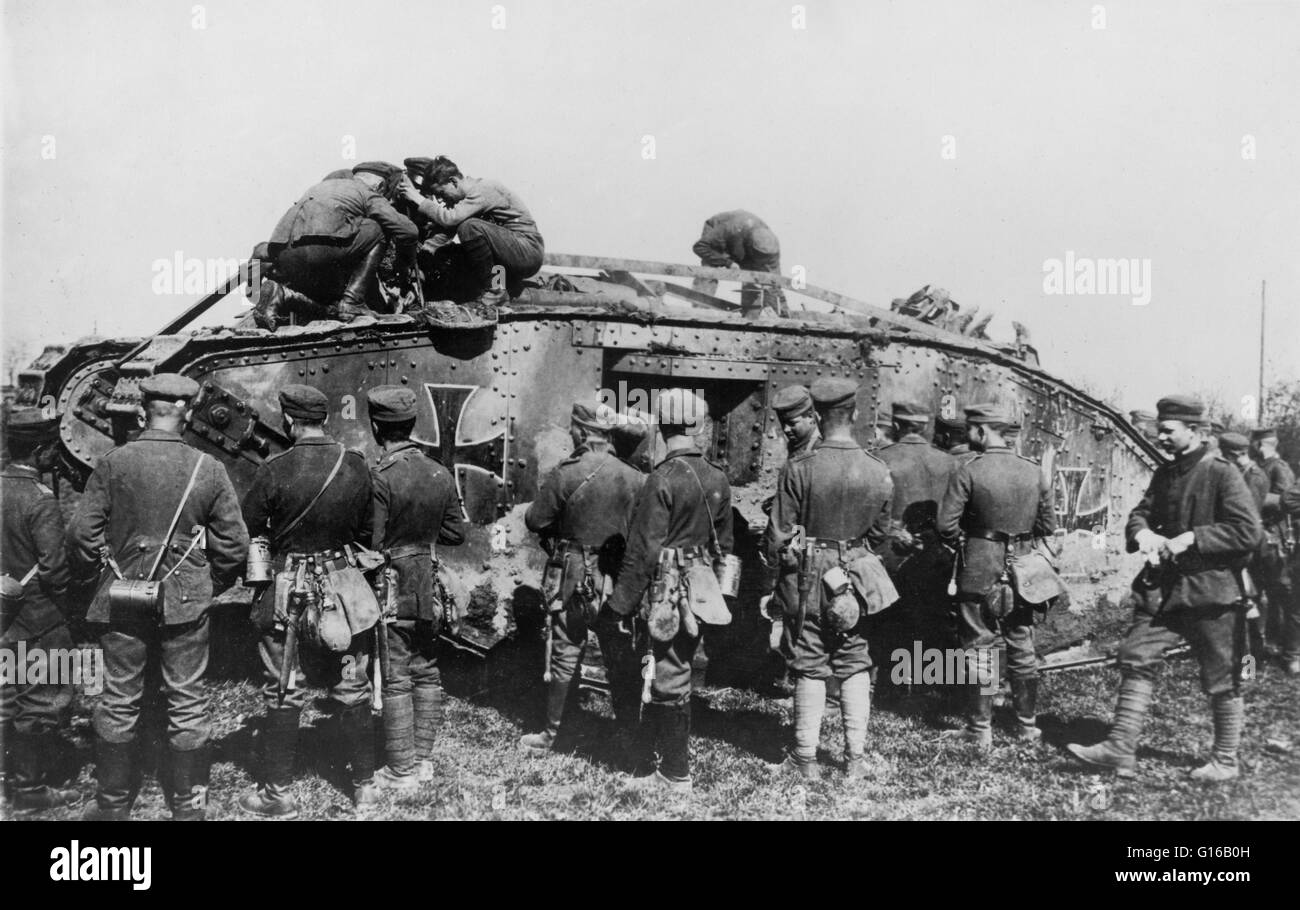 Deutsche Soldaten einen deutschen Panzer herumstehen, während andere Soldaten auf dem Tank, ca. 1914-18 arbeiten. Panzer im ersten Weltkrieg wurden getrennt und gleichzeitig von Großbritannien und Frankreich als Mittel zur Grabenkriegsführung auf die Wester Sackgasse entwickelt Stockfoto