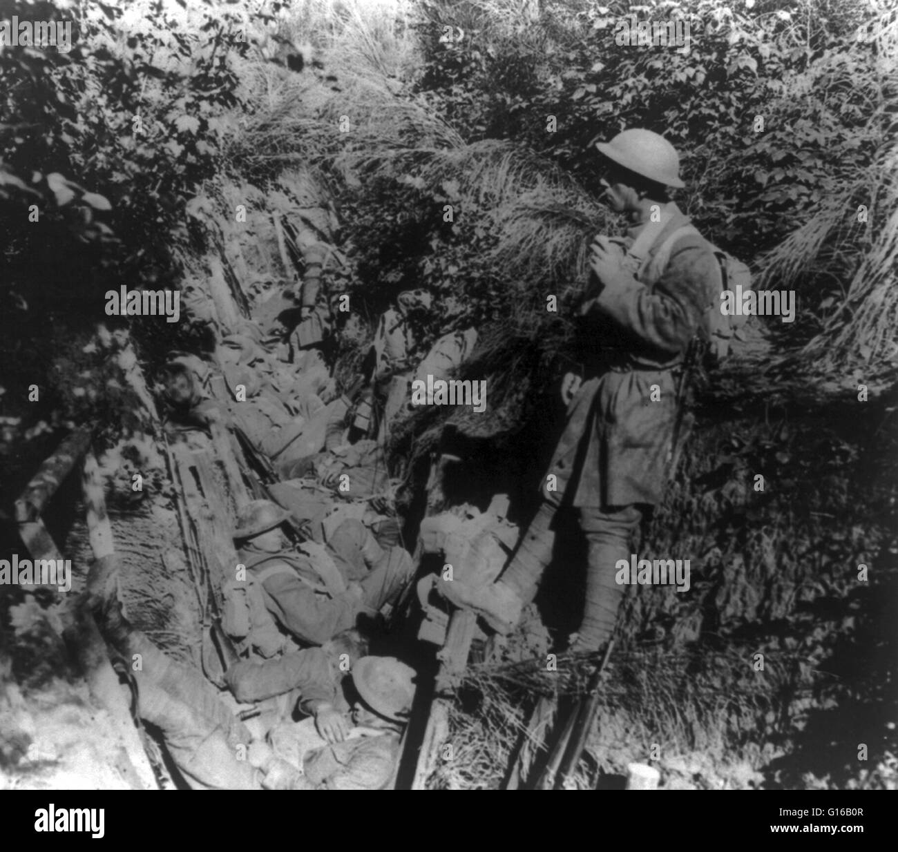 Amerikanische Soldaten in Schützengräben, Frankreich, 1918. Grabenkriegsführung ist eine Form von Land mit Krieg besetzten kämpfen Linien weitgehend bestehend aus Gräben, in denen Truppen sind deutlich von der feindlichen Handfeuerwaffen geschützt und sind im wesentlichen sheltere Stockfoto